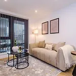 Sleek 2 Bed Free Parking And Terrace לידס