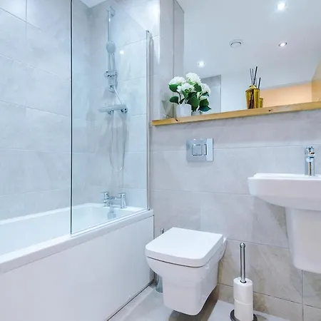Sleek 2 Bed Free Parking And Terrace Lägenhet *