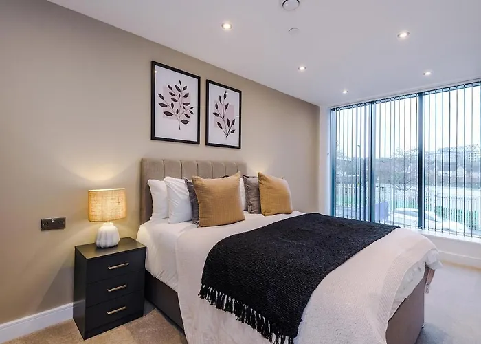 Sleek 2 Bed Free Parking And Terrace *