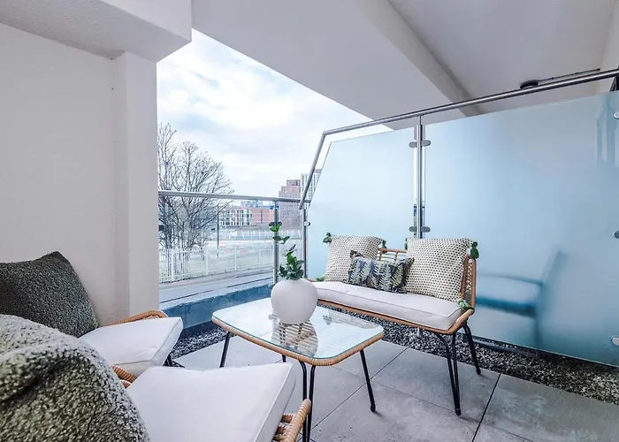 Sleek 2 Bed Free Parking And Terrace * Leeds (West Yorkshire)