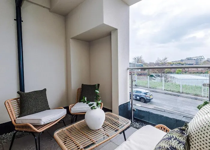 Apartment Sleek 2 Bed Free Parking And Terrace